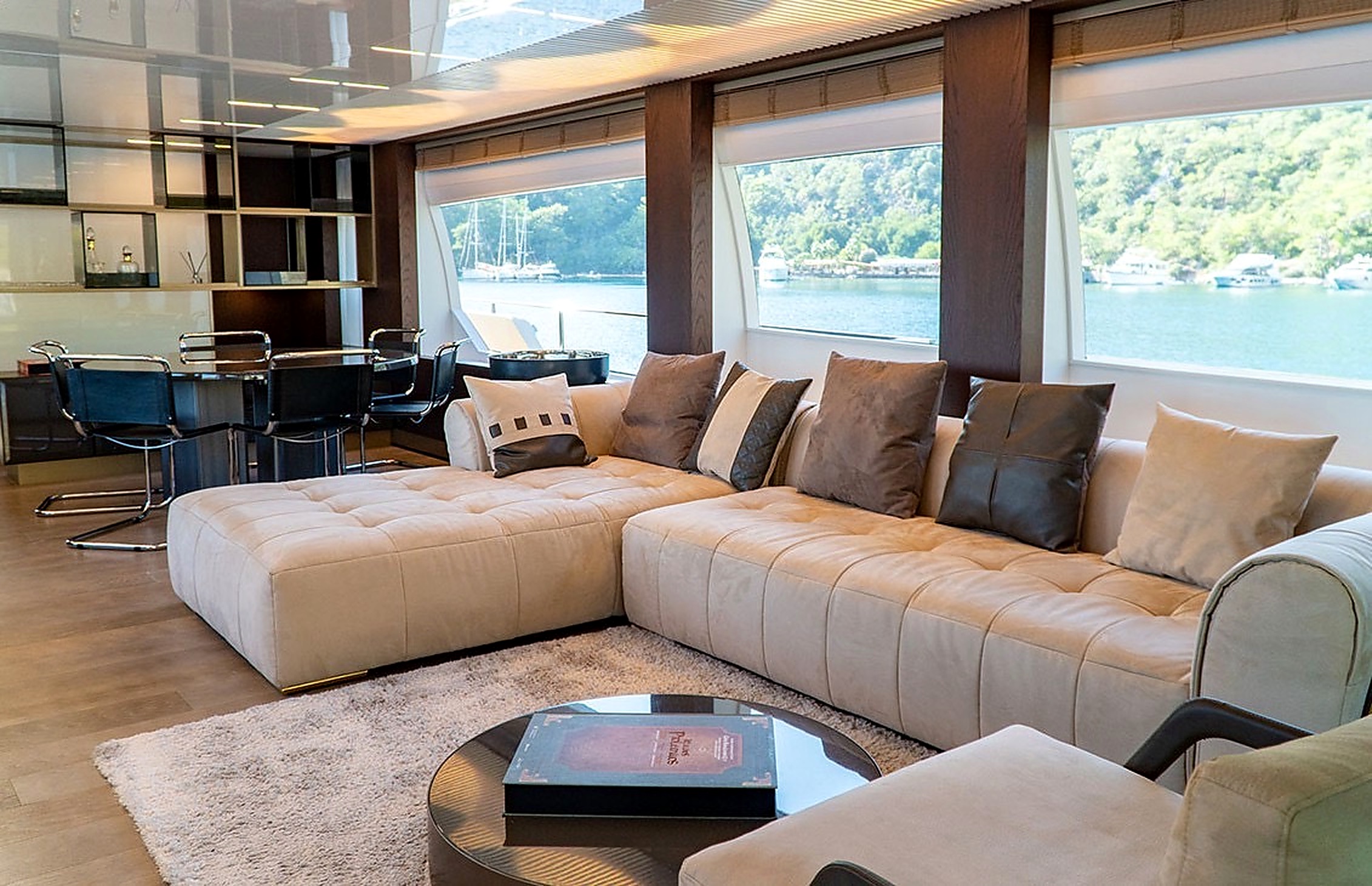 Ferretti 850 — 6