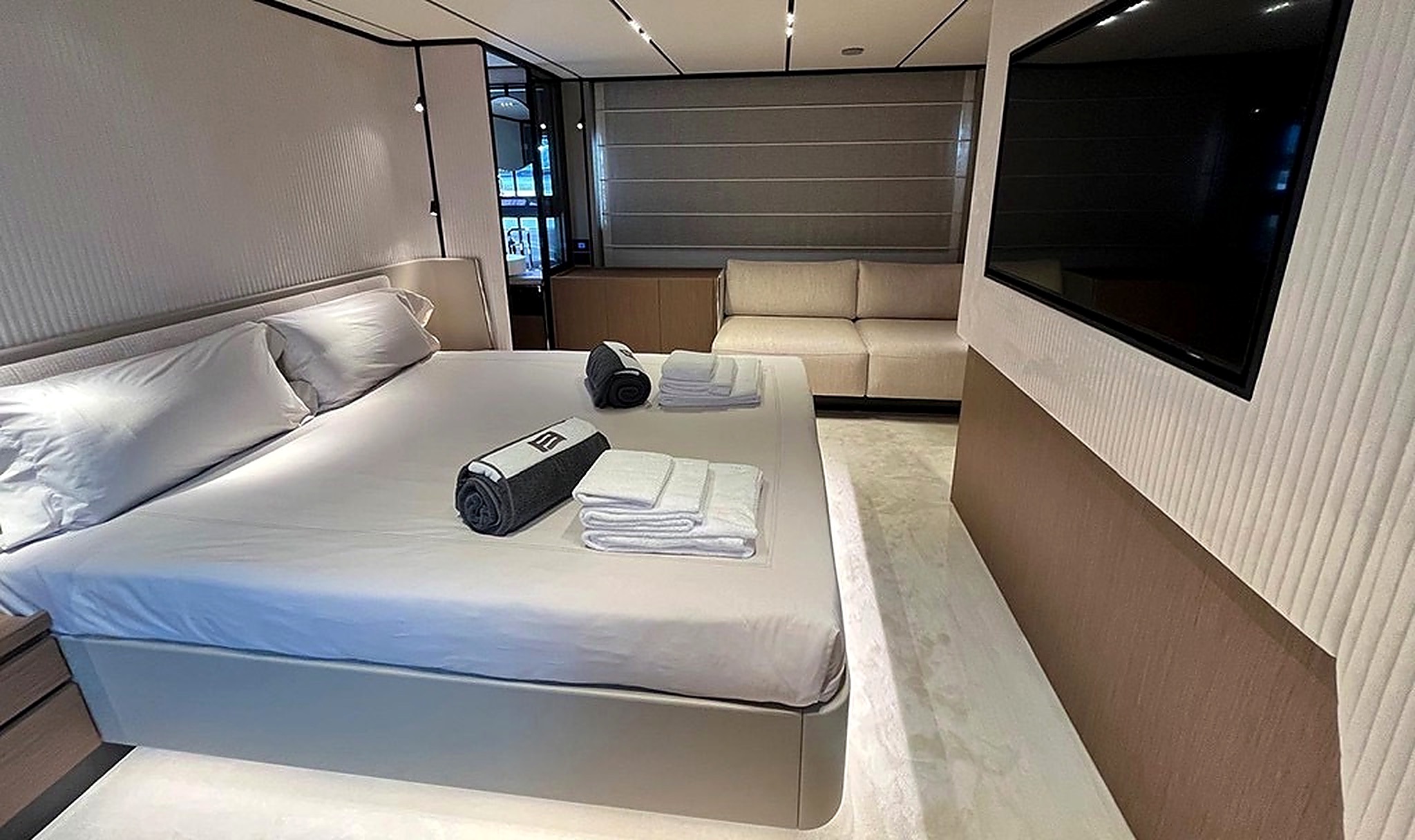 Ferretti 720 — 6