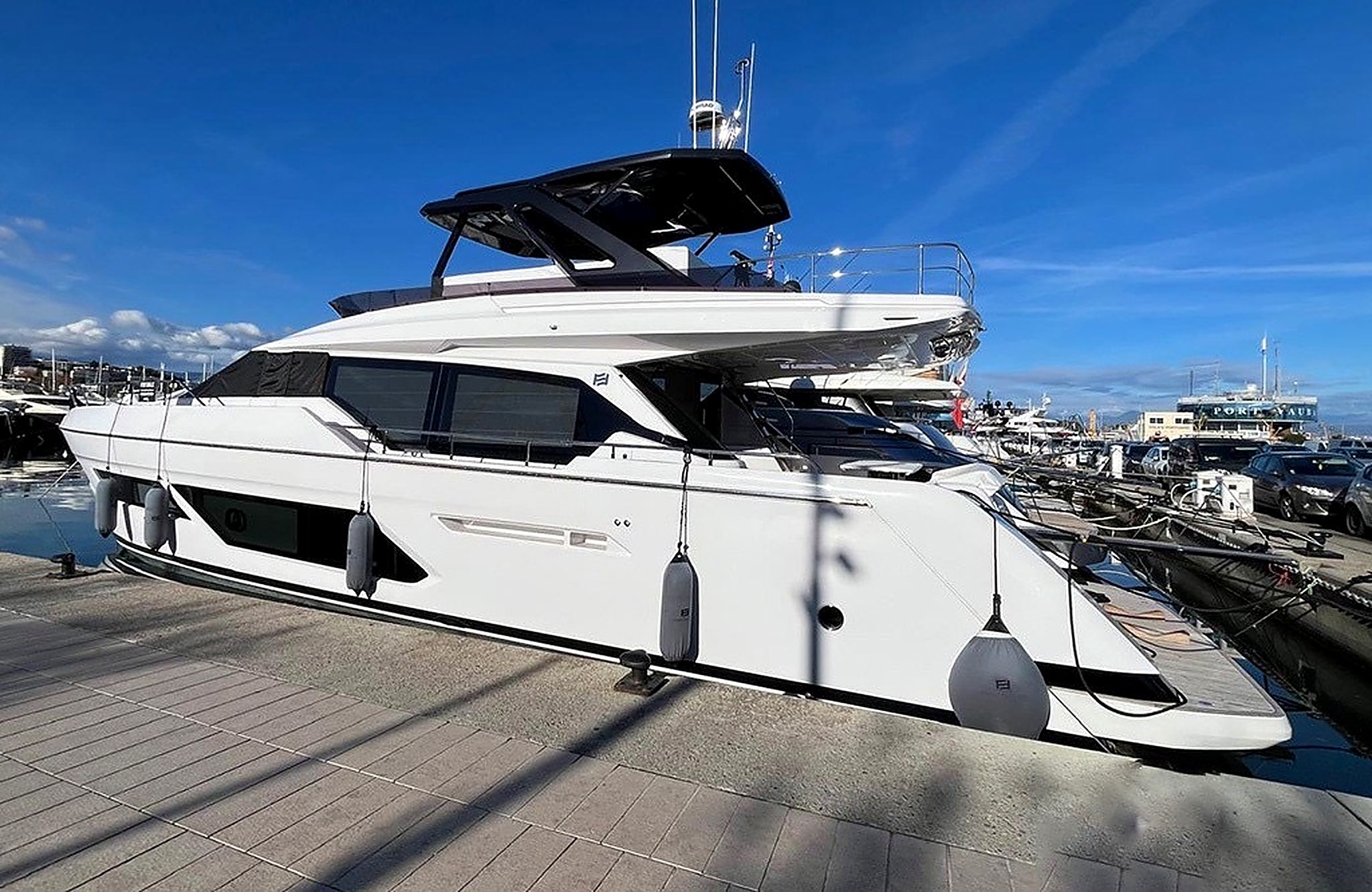 Ferretti 720 — 2