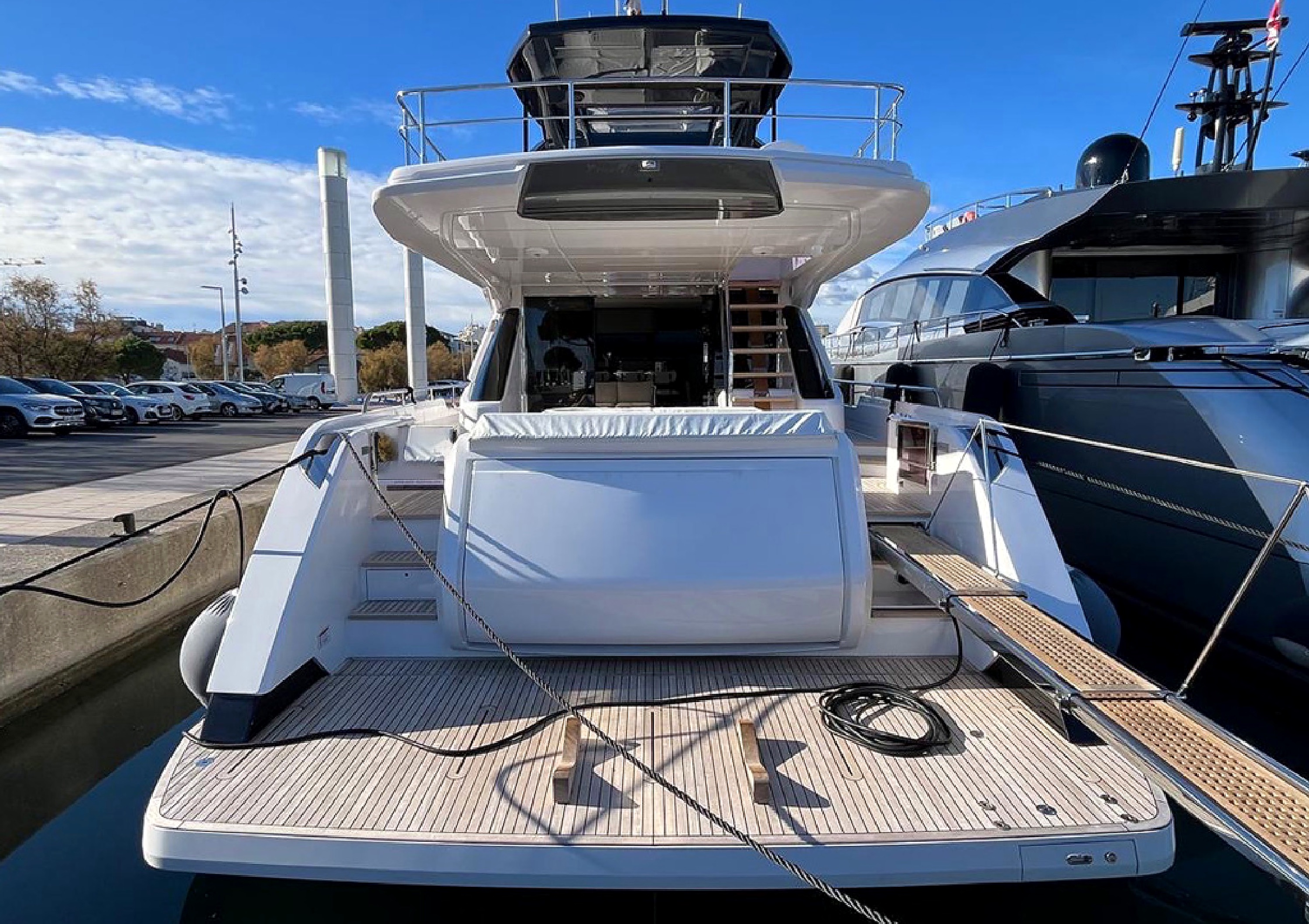 Ferretti 720 — 3