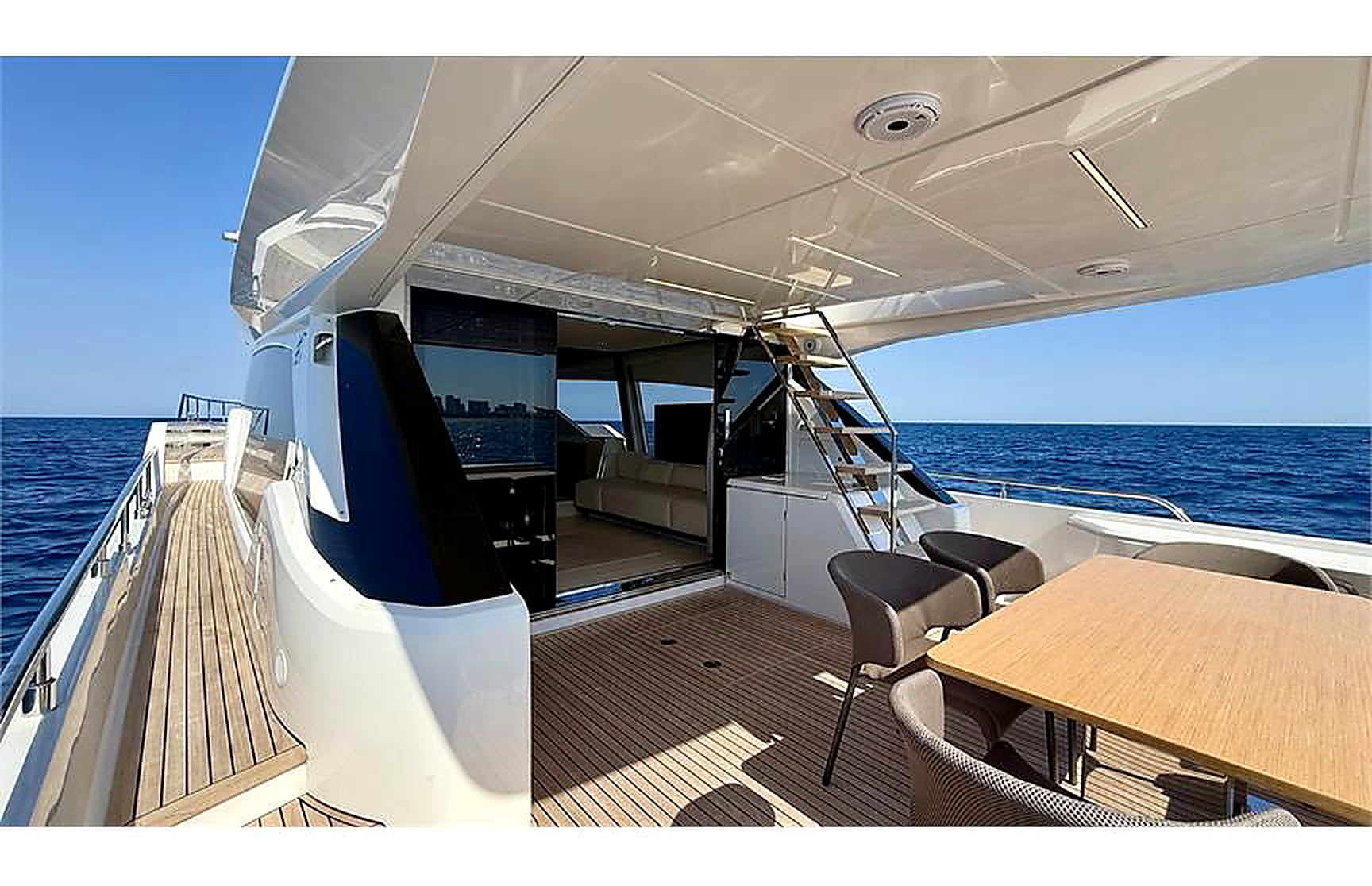 Ferretti 720 — 2